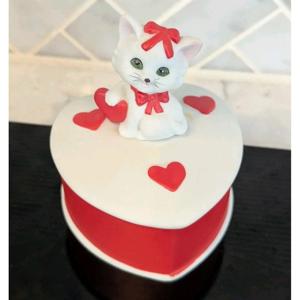 Lefton 1985 Hand Painted Bisque Porcelain Cat Trinket Box With Lid Heart Shaped